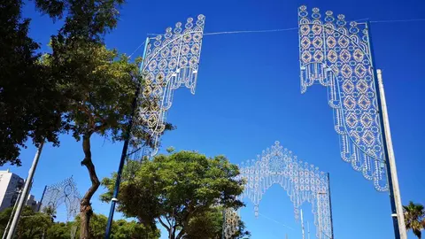 Instalaci&oacute;n de la iluminaci&oacute;n del Real de la Feria 2022