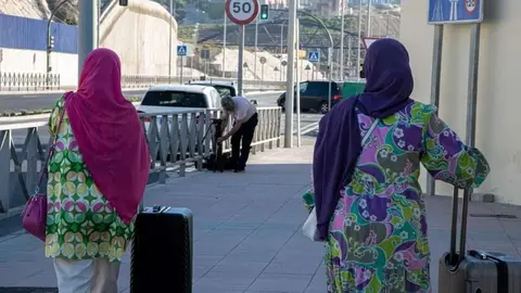 Personas cruzando la frontera