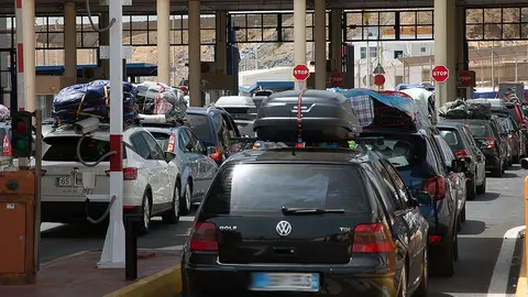 Veh&iacute;culos, coches, colas, frontera