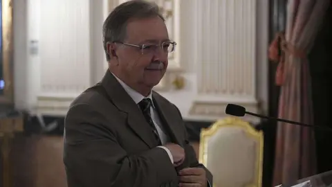 Juan Vivas, sal&oacute;n de trono comparecencia