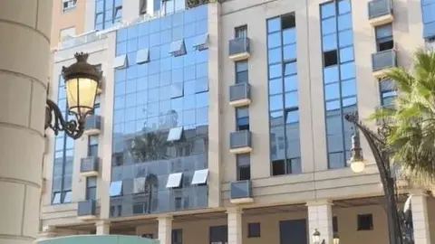 Ahorro energ&eacute;tico pero a las 10 de la ma&ntilde;ana las luces de las farolas en Ceuta siguen encendidas en La Gran V&iacute;a