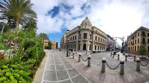 Panor&aacute;mica Gran V&iacute;a, ayuntamiento, nubes