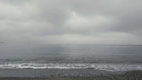 Playa de San Amaro con levante, cielos cubiertos