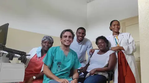 Francisco Garc&iacute;a Lanzas junto con m&eacute;dicos del Hospital Ayres Men&eacute;ndez de Santo Tom&eacute; / Cedida