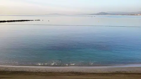 playa de la Ribera. Cielo despejado con bruma matinal