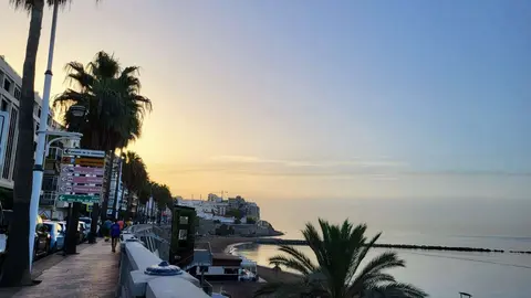 Amaneciendo en la playa de la Ribera. Cielo despejado con bruma matinal