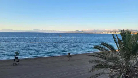 Playa de la Ribera, cielo despejado