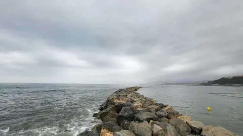 Cielos cubiertos. Espig&oacute;n de la playa de la Ribera