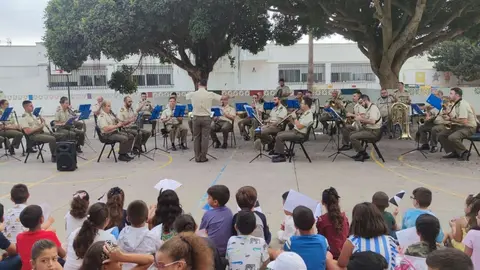 La Unidad de M&uacute;sica del Batall&oacute;n del Cuartel General de la Comandancia en el CEIP Rey Juan Carlos