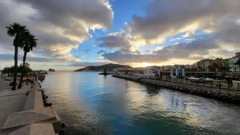 Imagen del foso, con nubes y claros