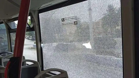 Lunas del autob&uacute;s rotas por impacto de piedras.