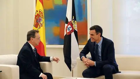 GRAF1622. MADRID, 04/12/2018.- El presidente del gobierno Pedro S&aacute;nchez, durante su reuni&oacute;n con el presidente de Ceuta, Juan Jes&uacute;s Vivas, esta tarde en el Palaci0o de la Moncloa, en el marco de su ronda de contactos con dirigentes auton&oacute;micos.EFE/Zipi