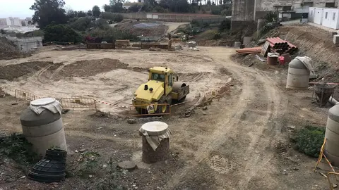 Obras plaza de Nicaragua en Ceuta. Juan Vivas se re&uacute;ne con los vecinos para explicarles el retraso.
