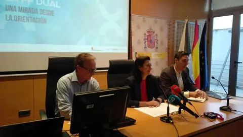 Presentaci&oacute;n FP Dual Yolanda Rodr&iacute;guez; Pepe Sim&oacute;n y Guillermo Mart&iacute;nez