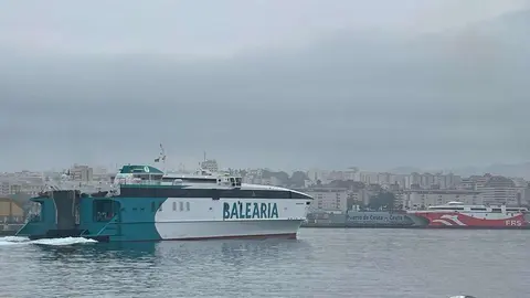 Ferri Bale&agrave;ria y FRS, puerto, niebla