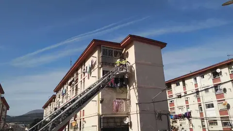 Bomberos actuando en la entrada a una vivienda en la que se hab&iacute;a quedado encerrado un menor