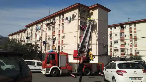 Bomberos actuando en la entrada a una vivienda en la que se hab&iacute;a quedado encerrado un menor