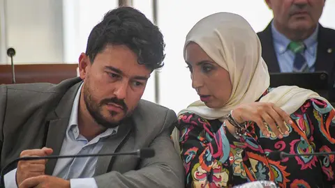 Mebroud y Hamed intercambiando impresiones durante el Pleno.
