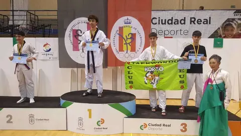Sergio Ca&ntilde;ibano, con camiseta negra, bronce en el Open 'Don Quijote'