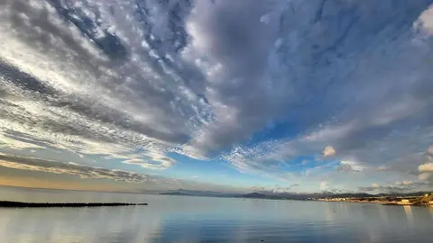 Playa de la Ribera, nubes, poniente