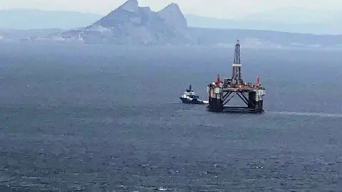 Una plataforma recibe asistencia 'fuera de l&iacute;mite' en la bah&iacute;a norte