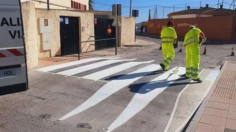 CEIP Reina Sofia, repintando se&ntilde;alizaci&oacute;n vial llevado a cabo el pasado mes de septiembre, en el que no se incluyeron los anunciados pictogramas (Cedida)