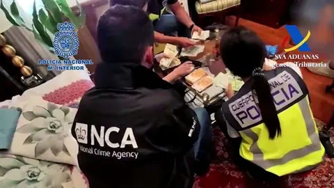 Agentes de la Polic&iacute;a Nacional, junto al dinero incautado (POLIC&Iacute;A NACIONAL)