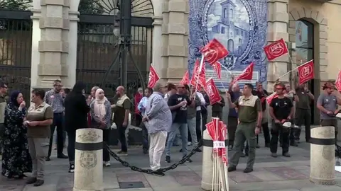 Concentraci&oacute;n de trabajadores de Obimasa ante las puertas del Ayuntamiento (C.A./ARCHIVO)