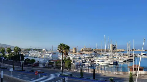 Puerto deportivo (cielo despejado) (C.A.)