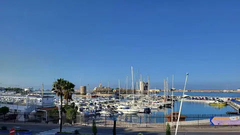 Puerto deportivo (cielo despejado) (C.A.)