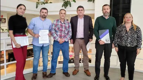 Representantes sindicales y de TSTC, tras la firma del acuerdo (CEDIDA)
