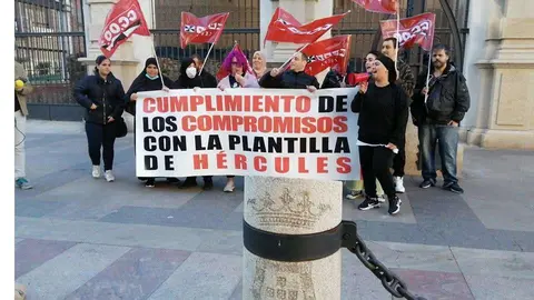 Trabajadores de H&eacute;rcules concentrados este lunes ante las puertas del Ayuntamiento (C.A.)