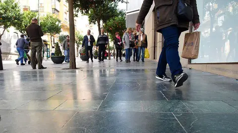 Imagen de las losetas resbaladizas del Paseo del Revell&iacute;n 