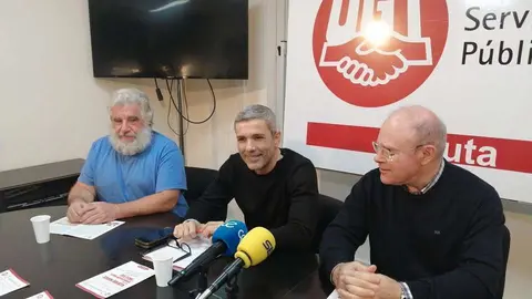 El sindicalista Antonio Gonz&aacute;lez, en el centro, durante la rueda de prensa ofrecida este mi&eacute;rcoles (C.A.)