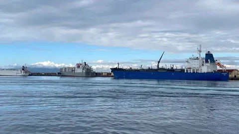 El &laquo;Mount Everest&raquo;, en primer t&eacute;rmino, atracado en el puerto de Ceuta (CEDIDA)
