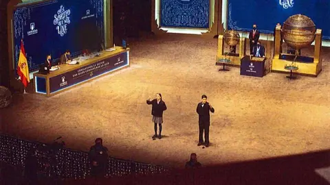 Los ni&ntilde;os de San Ildefonso cantan un premio (LOTER&Iacute;AS Y APUESTAS DEL ESTADO)
