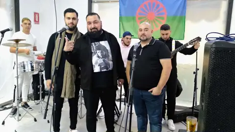 La comunidad gitana estrena local. Ra&uacute;l N&uacute;&ntilde;ez y su grupo flamenco con el presidente de la asociaci&oacute;n Jos&eacute; Mac&iacute;as