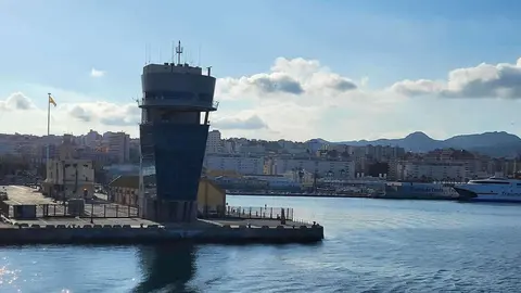 Puerto cielo despejado