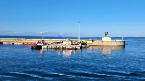 Puerto cielo despejado