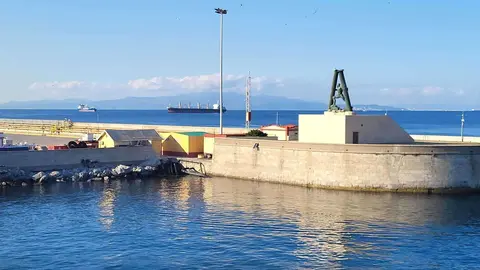 Puerto cielo despejado