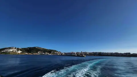 Puerto cielo despejado
