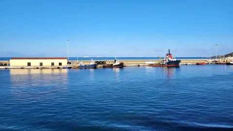 Puerto cielo despejado