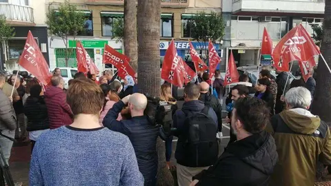 Concentraci&oacute;n de trabajadores de H&eacute;rcules en solidaridad con una compa&ntilde;era despedida