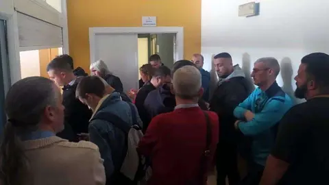 Aficionados esperan su turno para adquirir su localidad (C.A.)