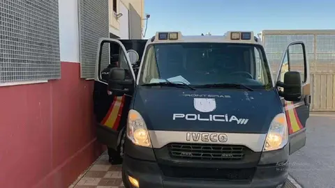 Momento en el que el detenido es introducido en un furg&oacute;n policial para su traslado al juzgado