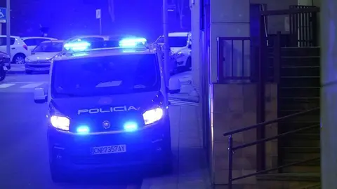  Un furg&oacute;n de la Polic&iacute;a junto a los Juzgados 