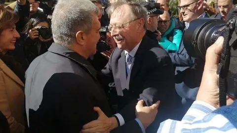 Laporta y Vivas se saludan a las puertas del Palacio de la Asamblea (C.A.)