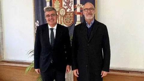 Garc&iacute;a, junto al vocal del Colegio de Graduados Sociales, Francisco Javier Casas (CEDIDA)
