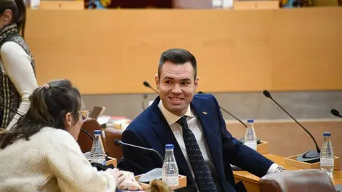 Carlos Verdejo antes del inicio del Pleno de este lunes./Javier Sakona 