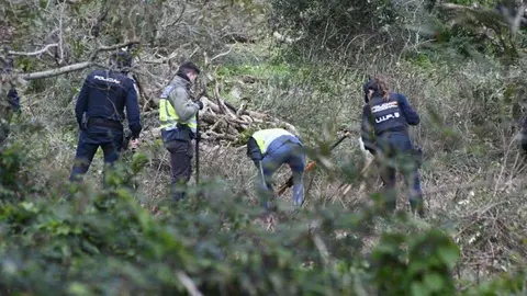 Agentes de la Polic&iacute;a Nacional rastrean la zona acotada (J. SAKONA)